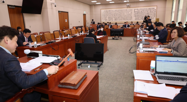 10일 국회에서 열린 법제사법위원회 법안심사 제1소위원회에서 기동민 법안심사 소위원장이 회의를 주재하고 있다. 50억 클럽 특검법을 다룬 이날 회의에 국민의힘 의원들이 불참한 가운데 더불어민주당 의원들만 참석해 심의했다. 연합뉴스