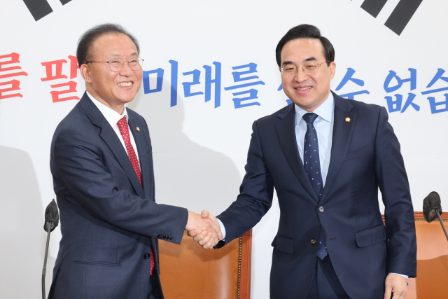 국민의힘 윤재옥 원내대표가 10일 국회 더불어민주당 원내대표실을 방문, 박홍근 원내대표와 인사하고 있다. 연합뉴스