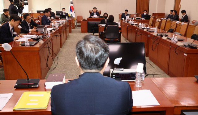 10일 국회에서 열린 법제사법위원회 법안심사 제1소위원회에서 기동민 법안심사 소위원장이 회의를 주재하고 있다. 50억 클럽 특검법을 다룬 이날 회의에 국민의힘 의원들이 불참한 가운데 더불어민주당 의원들만 참석해 심의했다. 연합뉴스