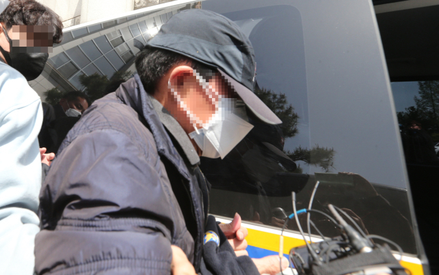 대전 서구 둔산동 스쿨존에서 만취 상태로 운전하다 초등생을 치어 숨지게 한 혐의를 받는 60대 남성 A씨가 10일 오후 둔산경찰서에서 구속 전 피의자 심문(영장실질심사)을 받기 위해 호송차량으로 이동하고 있다. 그는 