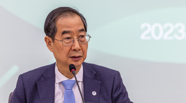 한덕수 국무총리가 10일 오후 서울 종로구 정부서울청사 별관에서 열린 2050 탄소중립 녹색성장위원회 전체 회의에서 참석해 정부 탄소 저감 정책에 대해 발언하고 있다. 연합뉴스
