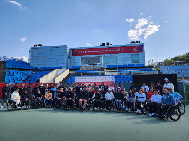 지난 4~8일 대구유니버시아드테니스장과 두류테니스장에서 국제테니스연맹(ITF) 1 시리즈로 개최된 '제27회 대구오픈국제휠체어테니스대회' 참가 선수들이 폐회식에서 기념촬영을 진행 중이다. 대구장애인체육회 제공