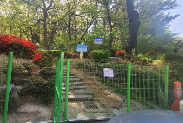 범어공원 나야대령 기념비 방면 진입로에 울타리가 쳐져 있다. 김윤기 기자