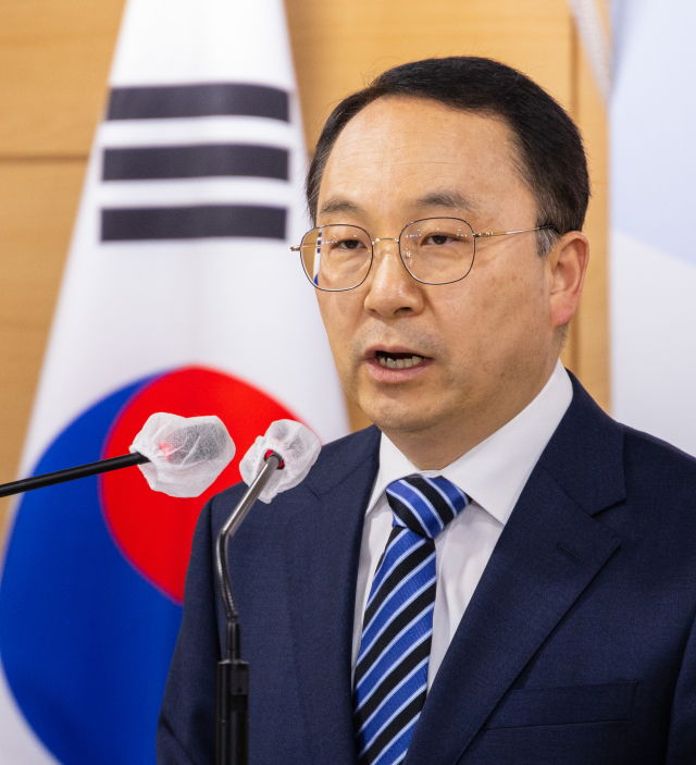 구병삼 통일부 대변인이 10일 오전 서울 종로구 정부서울청사 기자회견장에서 열린 정례브리핑에서 북한 통신선 연락 두절 관련 질문에 답변하고 있다. 연합뉴스