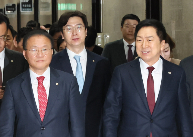 국민의힘 김기현 대표와 윤재옥 원내대표가 10일 오전 국회에서 열린 최고위원회의에 참석하고 있다. 연합뉴스