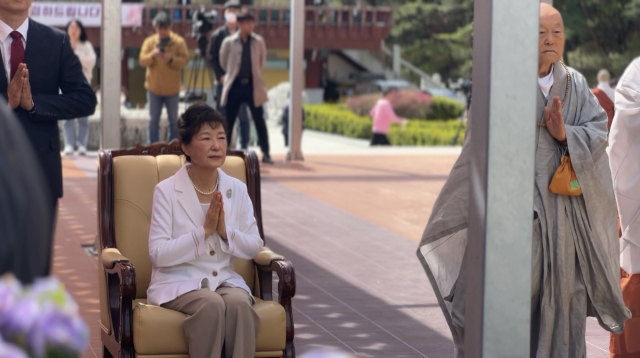 박근혜 전 대통령이 11일 대구 동화사를 찾았다. 대구로 귀향한 이후 박 전 대통령이 공개적인 외출에 나선 것은 이번이 처음이다. 노경석 기자 newnks@imaeil.com