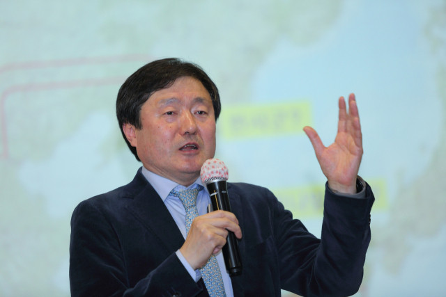 이덕일 한가람문하연구소장이 10일 매일신문 대연회장에서 열린 매일 탑 리더스 아카데미에서 