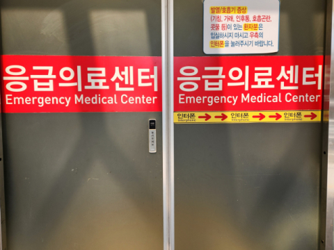 응급실서 반찬통 던지고 경찰관 폭행, 60대 벌금 700만원