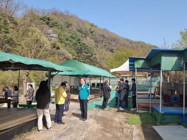 경북 군위군 팔공산 동산계곡 합동단속 TF팀이 현장 실태조사를 통해 불탈법 행위를 점검하고 있다. 군위군 제공
