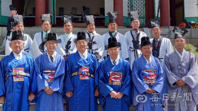 사육신 선양회는 9일 서울 동작구 사육신 역사공원에서 조선 시대 단종 복위를 시도하다 숨진 사육신(死六臣) 추모 567주기 춘향제를 봉행했다.