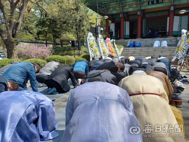 사육신 선양회는 9일 서울 동작구 사육신 역사공원에서 조선 시대 단종 복위를 시도하다 숨진 사육신(死六臣) 추모 567주기 춘향제를 봉행했다.