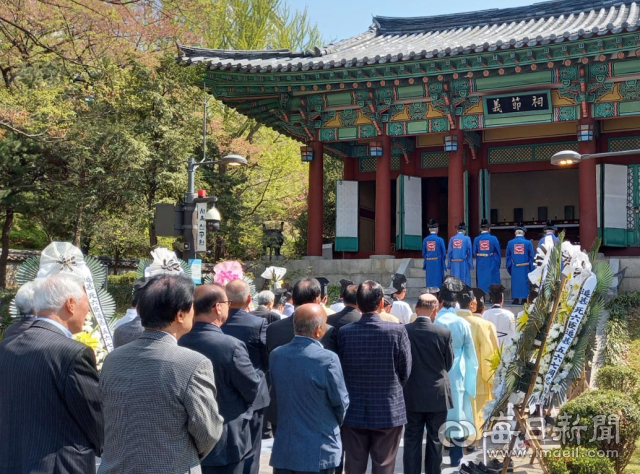 사육신 선양회는 9일 서울 동작구 사육신 역사공원에서 조선 시대 단종 복위를 시도하다 숨진 사육신(死六臣) 추모 567주기 춘향제를 봉행했다.