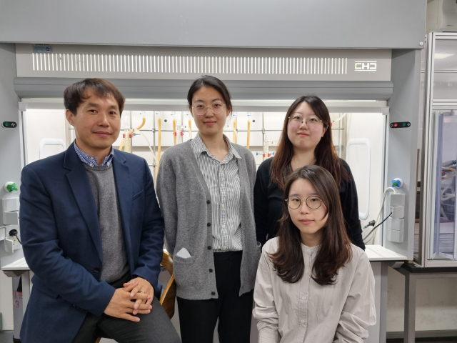 대구대 위경량 교수 연구팀 사진. 사진 왼쪽부터 위경량 교수(교신저자), 채민정 석사졸업(공동 제1저자), 김민지 박사과정(공동 제1저자), 안민아 박사과정(공동저자). 대구대 제공