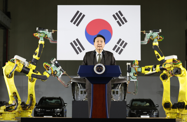 윤석열 대통령이 11일 경기도 화성시 기아자동차 오토랜드 화성에서 열린 전기차 전용공장 기공식에서 축사를 하고 있다. 연합뉴스