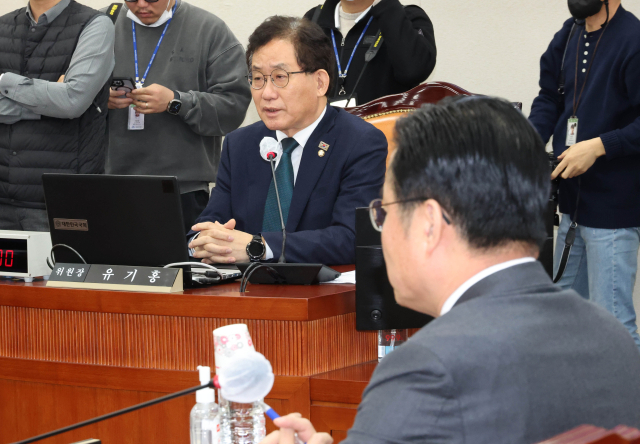 21일 국회에서 열린 교육위원회 전체회의에서 유기홍 교육위원장이 정순신 변호사 자녀 학교폭력 관련 청문회 실시계획 채택건의 안건조정위원회 개최 문제에 관해 발언하고 있다. 연합뉴스