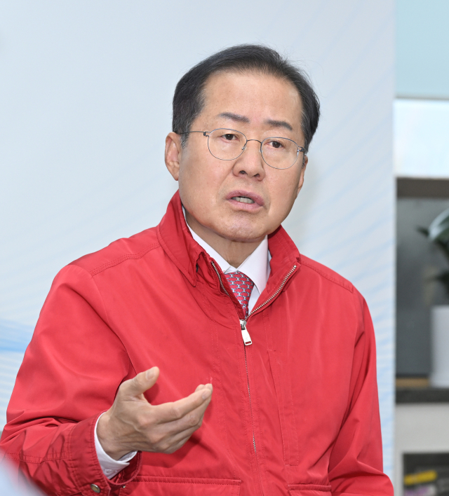 홍준표 대구시장이 11일 시청 동인청사에서 열린 기자간담회에서 대구시 주요 현안에 대해 설명하고 있다. 대구시 제공.