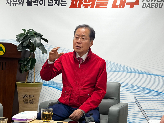 홍준표 대구시장이 11일 시청 동인청사에서 열린 기자간담회에서 지역 현안에 대해 설명하고 있다. 장성현 기자.