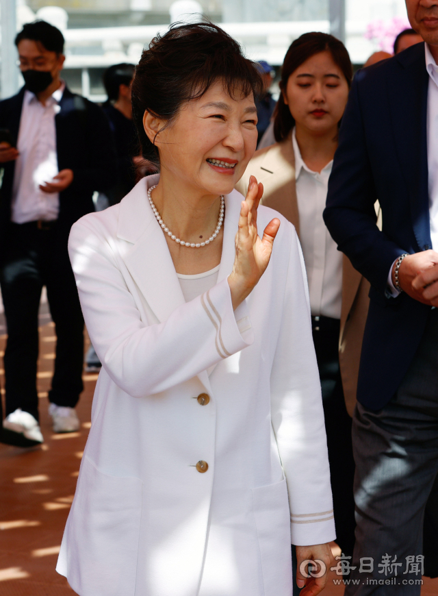 박근혜 전 대통령이 11일 대구 동구 팔공총림 동화사를 찾아 시민들에게 환하게 웃으며 인사하고 있다. 김영진 기자 kyjmaeil@imaeil.com