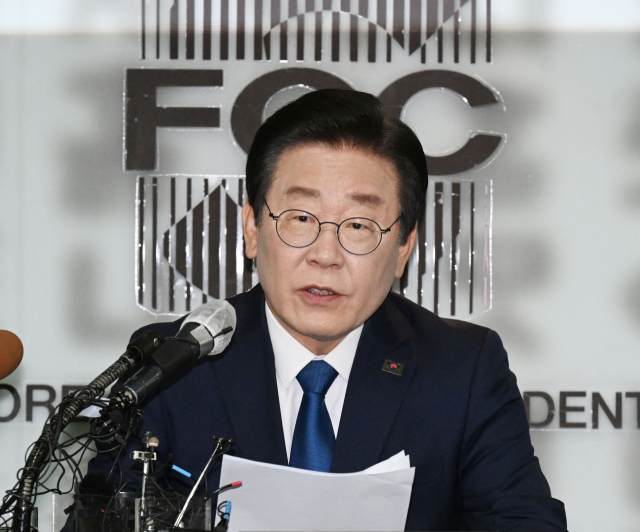 이재명 더불어민주당 대표가 11일 서울 중구 프레스센터에서 열린 외신기자클럽 초청 기자간담회에서 모두 발언하고 있다. 연합뉴스