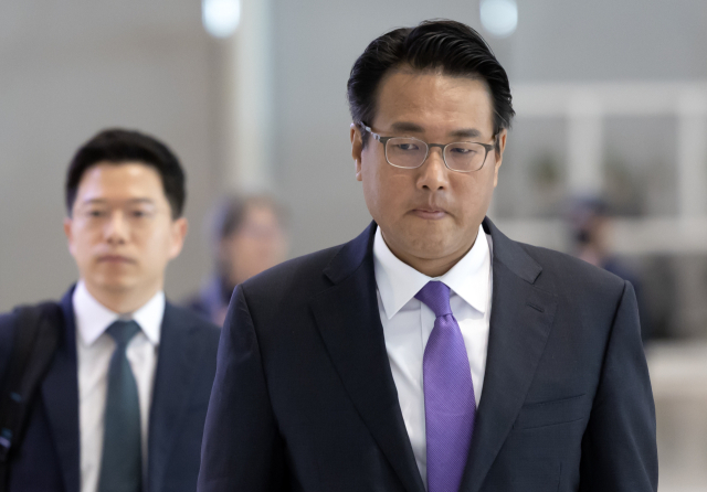 김태효 국가안보실 1차장이 윤석열 대통령의 미국 국빈 방문 최종 조율을 위해 11일 오전 인천국제공항 2터미널을 통해 출국하고 있다. 김 1차장은 이날 출국 전 기자들과 만나
