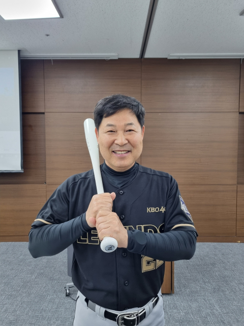이만수 헐크파운데이션 이사장이 11일 포항 포스코국제관에서 열린 매일신문 CEO포럼 제7기 2주 차 강의에서 강연을 마치고 환하게 웃고 있다. 배형욱 기자