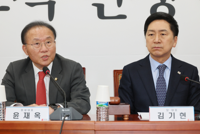 국민의힘 윤재옥 원내대표가 12일 오전 국회에서 열린 당대표 및 최고위원·중진의원 연석회의에서 발언하고 있다. 오른쪽은 김기현 대표. 연합뉴스
