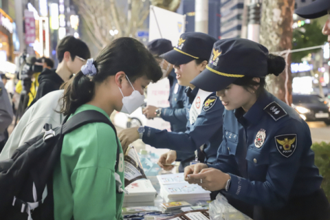 '스마트폰 줄게' 여중생 마약성분 수면제 먹이고 추행한 40대 구속