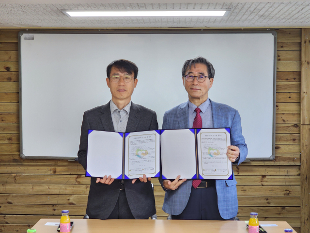 이선정 영양군다문화가족지원센터장과 최병구 (사)한마음교육봉사단 단장이 지난 11일 다문화 엄마학교 설립을 위한 업무협약을 체결한 뒤 기념 촬영을 하고 있다. 영양군 제공