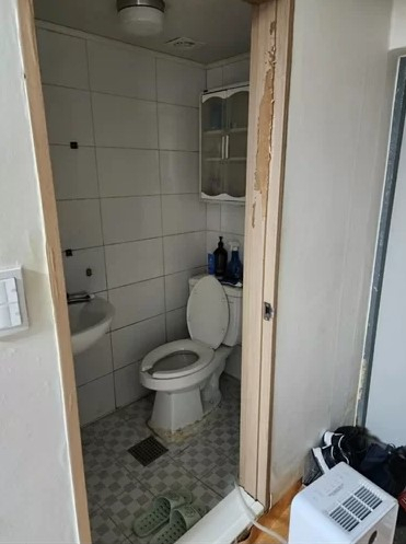 A씨가 5시간 넘게 갇혔던 1㎡가량의 좁은 화장실. A씨 제공. 연합뉴스