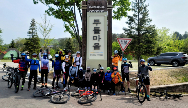 경북 명품자전거 탐사대원들이 소설가 이문열의 고향인 두들마을을 지나며 휴식을 취하고 있다.
