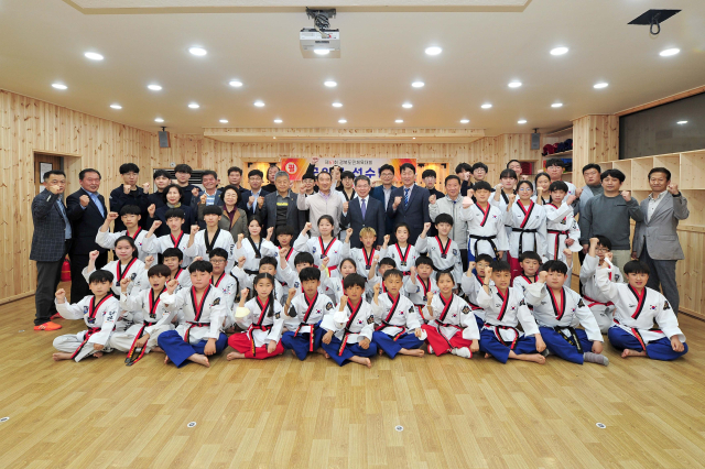 김진열 경북 군위군수와 군위군의회, 체육회 관계자들이 도민체전에 출전하는 선수단 훈련장을 방문, 격려하고 있다. 군위군 제공