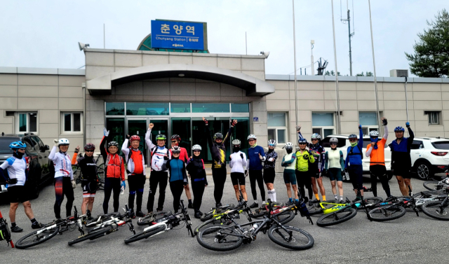 경북 명품자전거 탐사대원들이 춘양역에 도착했다.