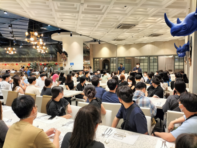 2022년 필리핀 University of St. La Salle, Bacolod에 파견된 학생들이 현지 대학생들과 교류를 하고 있다. 대구대 제공