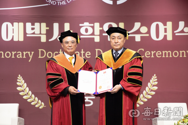 경일대학교 정현태(왼쪽) 총장이 12일 개교 60주년을 맞아 아진산업㈜ 서중호 대표이사에게 명예 경영학박사 학위를 수여하고 있다. 경일대 제공