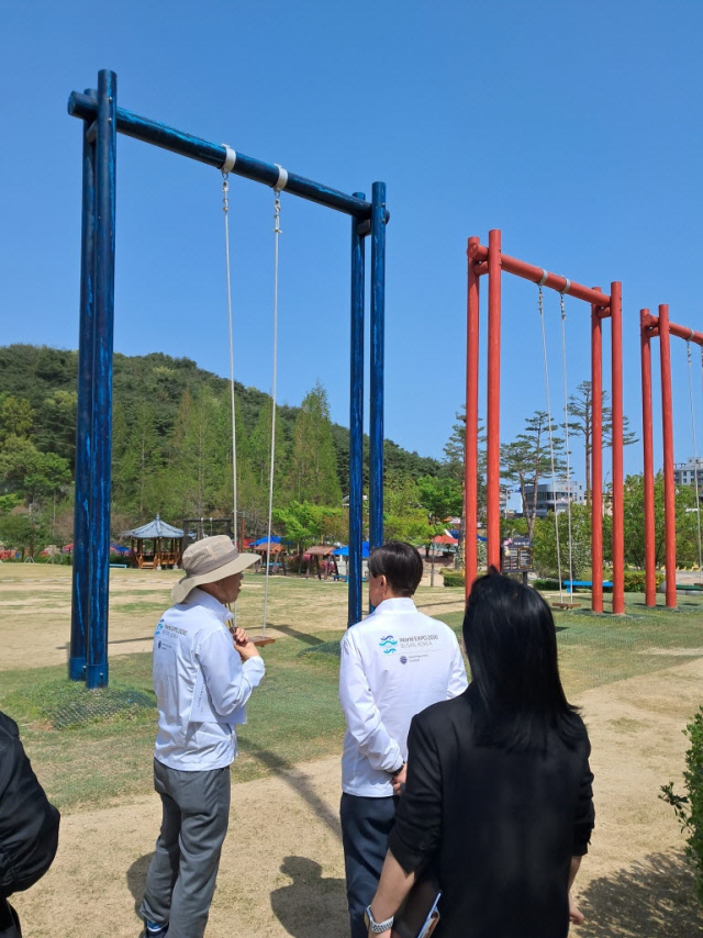 정종복 기장군수가 정관읍 중앙공원에서 전통그네를 점검하고 있다. 제공 기장군