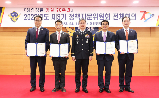 위촉장을 받은 후 변창훈 총장(사진 왼쪽 첫 번째)과 관계자들이 기념촬영을 하고 있다. 대구한의대 제공
