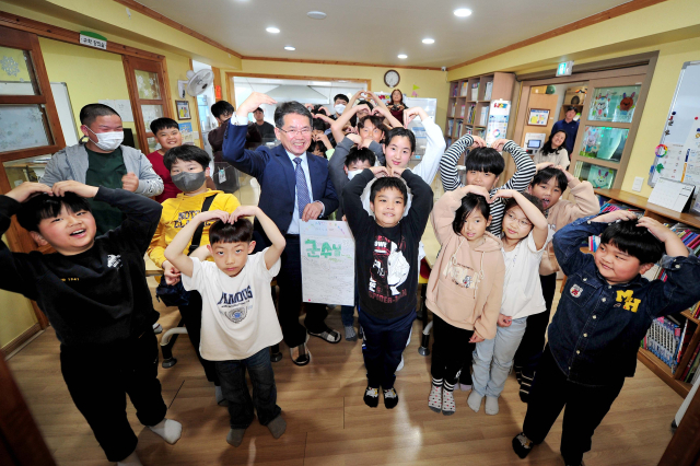 김진열 경북 군위군수가 아동센터를 방문, 아이들과 즐거운 시간을 보내고 있다. 군위군 제공