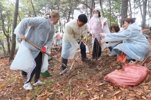 이태훈(왼쪽 두 번째) 대구 달서구청장이 주민과 함께 나무를 심고 있다. 달서구청 제공