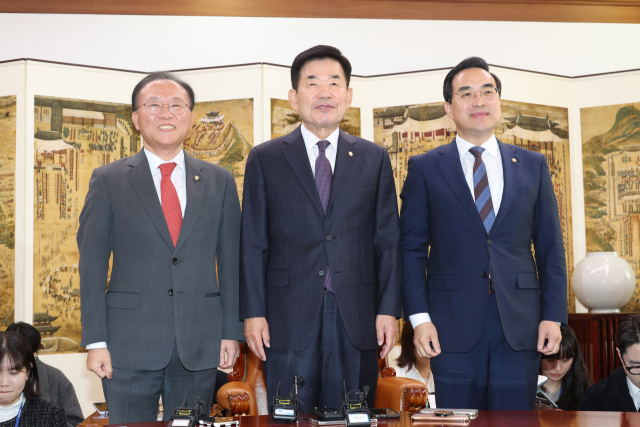 김진표 국회의장(가운데)이 12일 오전 국회에서 열린 의장 주재 교섭단체 원내대표 회동에서 국민의힘 윤재옥 원내대표(왼쪽), 더불어민주당 박홍근 원내대표와 기념촬영하고 있다. 연합뉴스