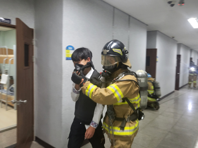 대구 지역 한 기숙사 운영학교에서 학교 기숙사 야간 화재 및 지진 대피 훈련이 이뤄지고 있다. 대구시교육청 제공