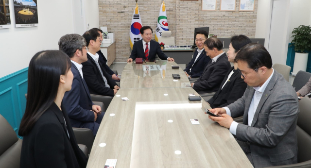 강종수 ㈜유한건강생활 대표를 비롯해 임원진 6명은 11일 경북산업용헴프규제자유특구인 안동시를 찾아 권기창 안동시장과 만나 헴프산업화와 천연물 생산공장 건립 등 투자유치에 대해 의견을 나누었다. 안동시 제공