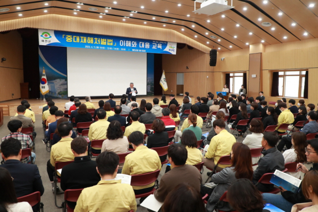 11일 진행한 군청 전 직원을 대상으로 중대재해처벌법 이해와 대응 교육에 앞서 김학동 예천군수가 인삿말을 전하고 있다. 예천군 제공
