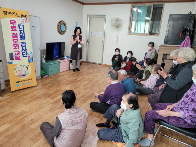 대구 북구청은 전국에서 처음으로 키오스크 사용을 힘들어하는 노인 등을 대상으로