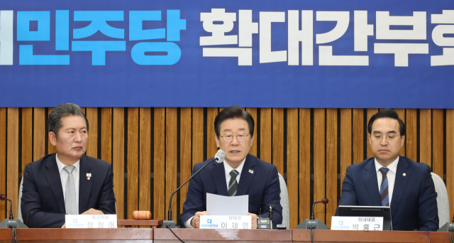 이재명 더불어민주당 대표가 12일 국회에서 열린 확대간부회의에서 발언하고 있다. 연합뉴스