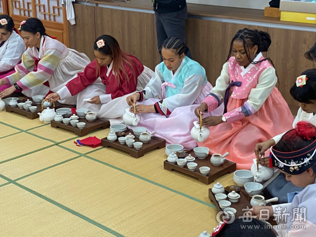 지난달 29일부터 이달 11일까지 2주간의 일정으로 계명문화대를 찾은 영국 CCCG(Capital City College Group) 학생들이 다도체험을 하고 있다. 계명문화대 제공
