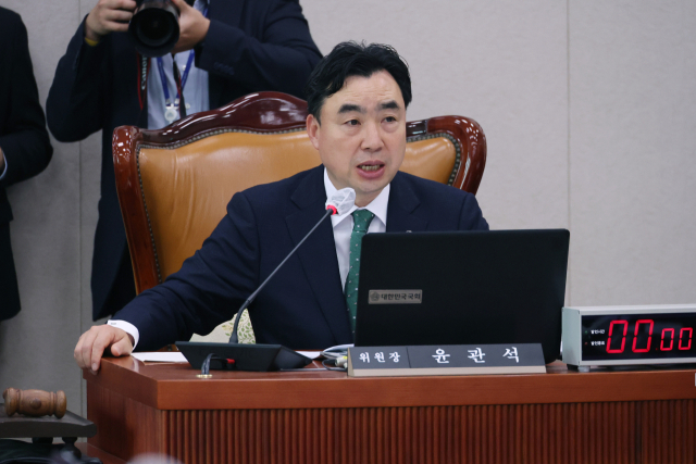 지난달 23일 국회에서 열린 산업통상자원중소벤처기업위원회 전체회의에서 윤관석 위원장이 발언하고 있다. 연합뉴스