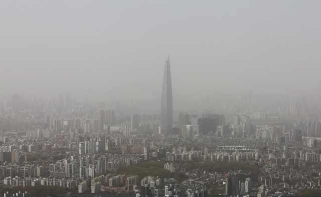 북서풍을 타고 유입된 황사에 전국 미세먼지(PM10) 농도가 올해 들어 최고 수준으로 치솟으며 거의 전 지역에 미세먼지 주의보·경보가 내려졌다. 연합뉴스