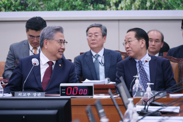 박진 외교부 장관(왼쪽)이 12일 오후 국회에서 열린 외교통일위원회 전체회의에서 권영세 통일부 장관과 대화하고 있다. 연합뉴스