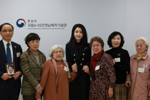김건희 여사, 납북자·억류자 가족 만나 