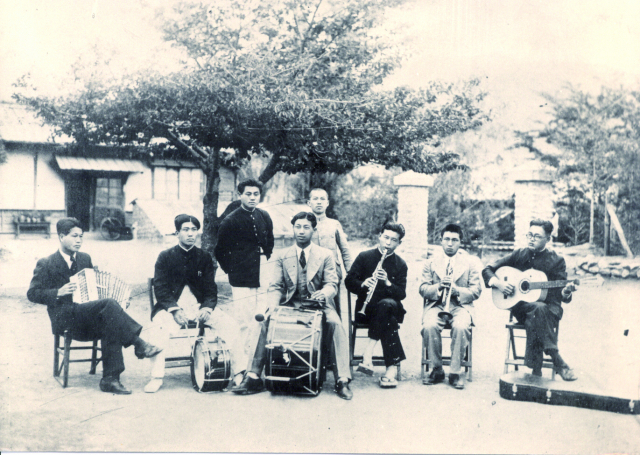 1930년대 문경초 교직원들이 다양한 악기를 연주하고 있는 모습. 문경초교 제공